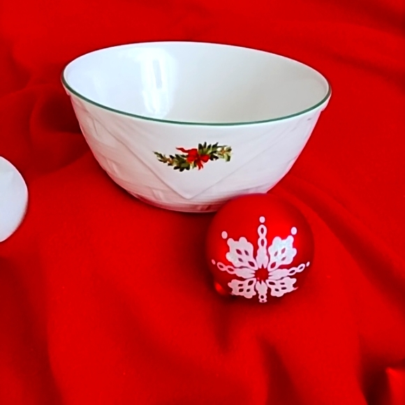 Holiday Basket Bowl - Picture 1 of 3